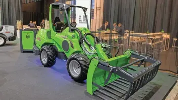 Финская компания Avant представила новый электрический погрузчик E727